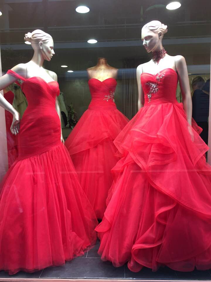 Robe de mariée rouge Nicéa Mariage - Disponible du 1er au 12 mai 2018